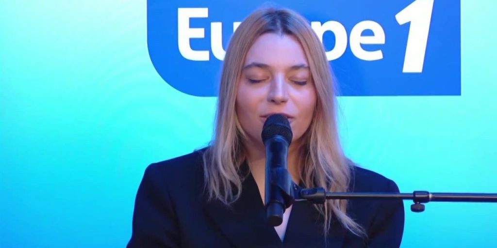 "Trainée dans la boue", Santa répond à la polémique sur le Téléthon